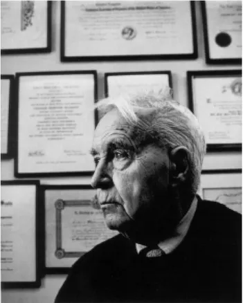 Fig. 6. Foto de Huggins, en edad avanzada, en su oficina. Al fondo, enmarcados, múltiples de sus reconocimientos  (Toma-do de Rappaport MG