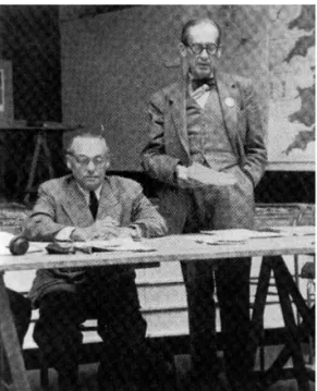 Fig. 6. Sigfried Giedion (sentado) junto a Walter Gropius en el CIAM VI, Bridgewater, 1947.