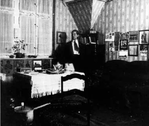 Fig.  1.  Charles-Edouard  Jeanneret  en  su  habitación  en Berlín, abril 1911.