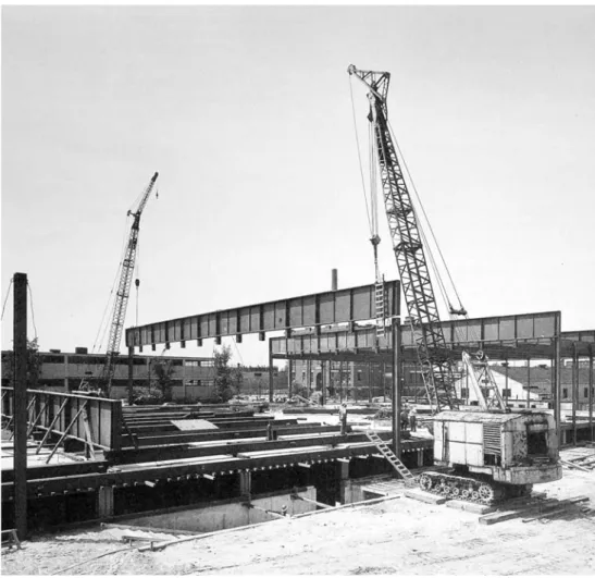 Fig. 15. Crown Hall. ITT de Chicago. Chicago, 1950-1956. Montaje de las vigas de la estructura