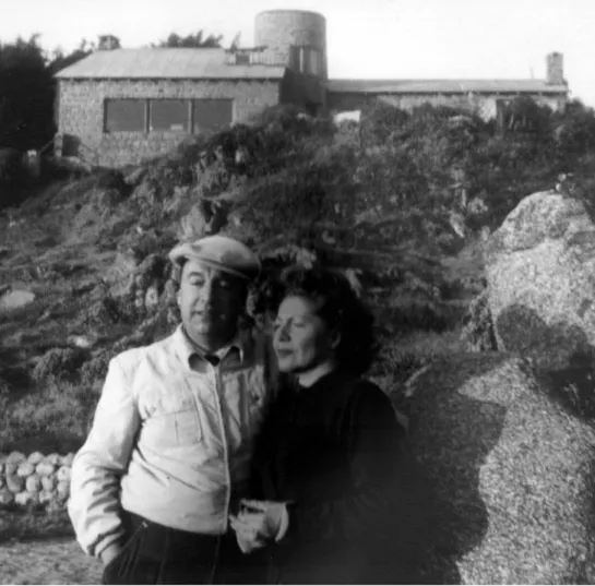 Fig. 1. Pablo Neruda y Matilde Urrutia en la casa de Isla Negra, Chile, c.1956. (Foto de Germán Rodríguez Arias