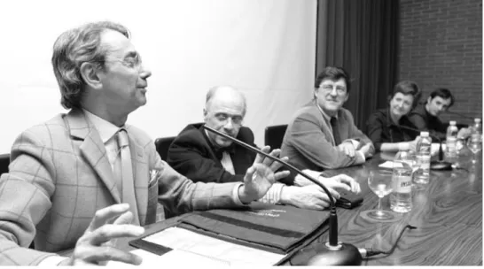 Fig. 1. Ignacio Vicens, José Manuel Pozo, Juan Miguel Ochotorena, Beatriz Colomina, Juan Coll-Barreu,  participan-tes de la Mesa redonda del V Congreso de Arquitectura.