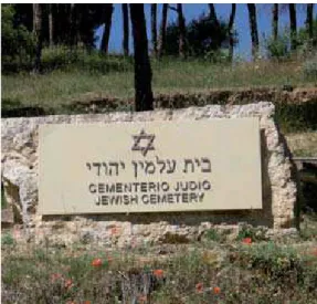 Fig. 30   Cartel del cementerio    