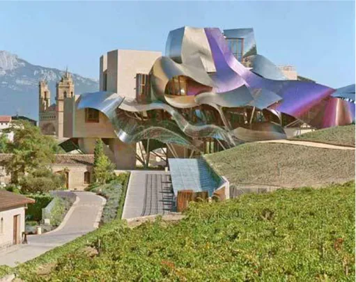 Fig.  13  Foto  de  la  fachada  de  titanio  del  edificio  de  las  bodegas  del  Marqués  de  Riscal  (http://jonartola.wordpress.com/category/uncategorized/) 