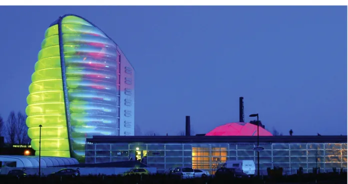 Figura 8.18: Edificio del Museo del Espacio iluminado desde el interior por la noche.  