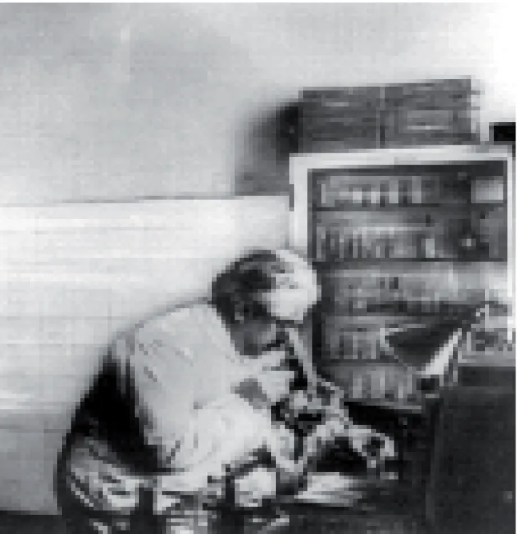 Figura 4. Oswaldo Cruz al microscopio. Río de Janeiro, 1910. Acervo da Casa de Oswaldo Cruz, Departamento de Arquivo 