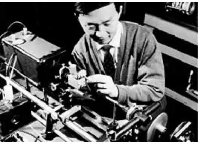 Fig. 4.  Charles Kao,  en 1965, realizando  una de las  experien-cias iniciales sobre  fibras ópticas en los  laboratorios de la  Standard  Telecommu-nication Laboratories  en Harlow, Reino  Unido