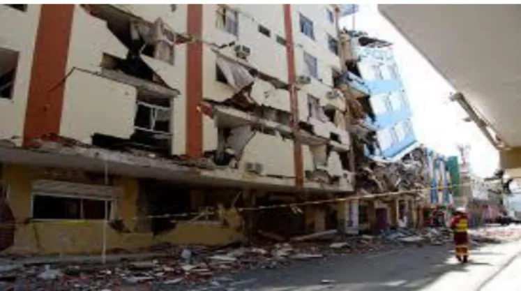 Figura 1.  Edificios destruidos por la fuerza del sismo. 