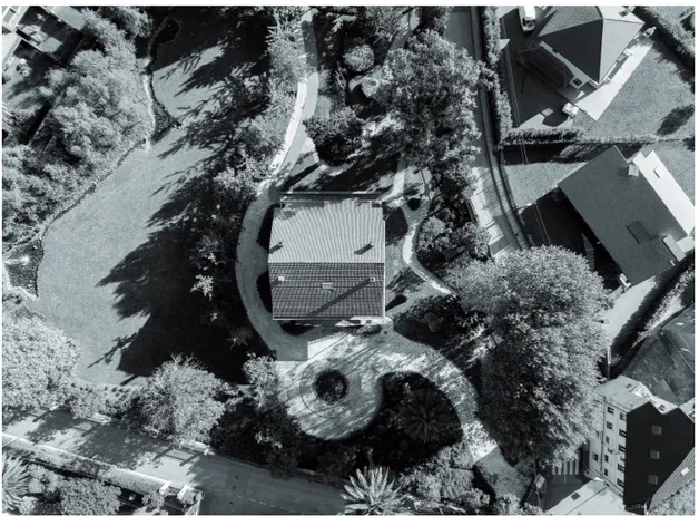Figura 1. Imagen aérea del edificio principal y del jardín. 