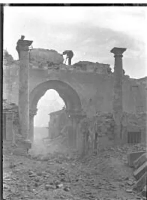 Fig. 1. Desmonte  de  la  Iglesia  de  San  Isidoro.  1922.  AMO,  Colec- Colec-ción Armán