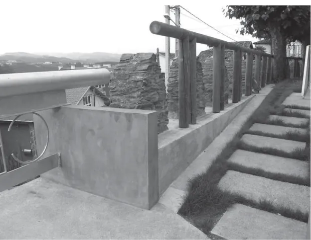 Fig. 5. Diálogo plástico de materiales: acero galvanizado y madera, hormigón y piedra, hormigón y césped