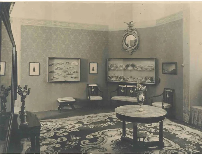 Fig. 1. Sala de la exposición de El Abanico en España, donde se puede ver parte de la sillería estilo Carlos IV  prestada por José Weissberger