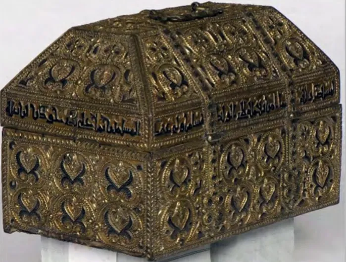 Fig. 8: Arqueta de Hišām II, recubierta de plata nielada y repujada. Siglo X. Museo de la Catedral de Gerona.