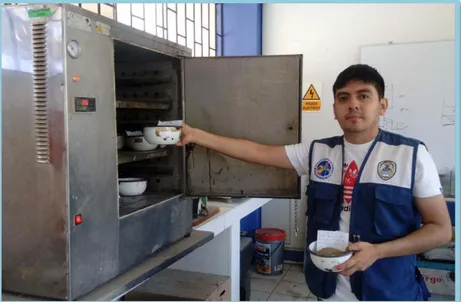 Foto N° 16: Luego se tuvo que llevar las taras con el agregado al horno por un período de  24 horas