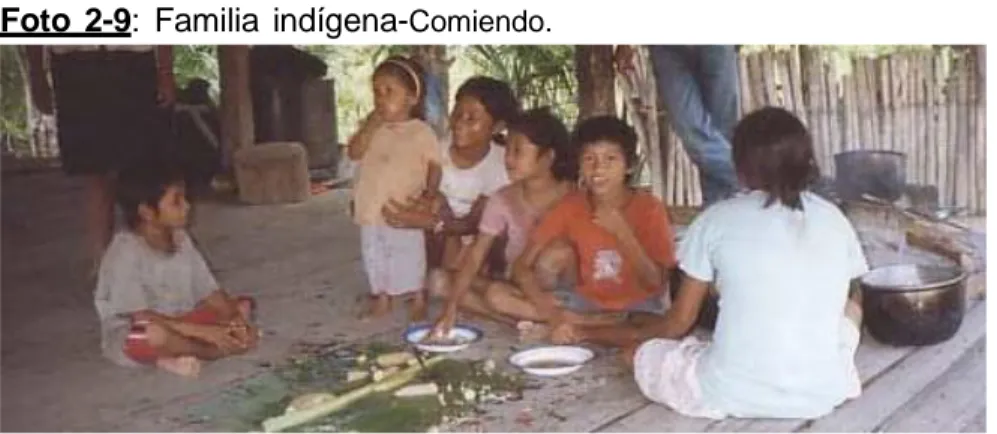 Foto  2-9:  Familia  indígena- Comiendo. 