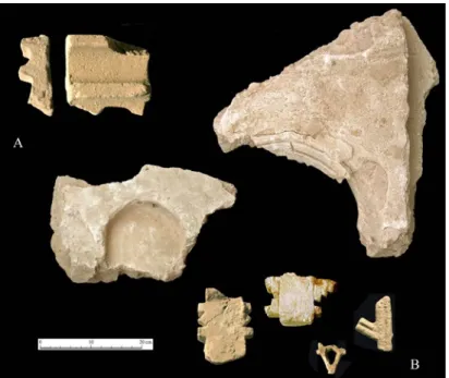 Figura 7: Elementos de huecos de ventana hallados en la sinagoga del «Castil de los Judíos» : A)  fragmentos de arco; B) fragmentos de celosía.
