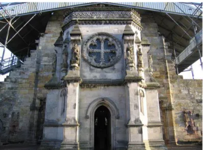 Ilustración 02. Rosslyn Chapel, Escocia. Fachada principal. Exterior de la capilla, con la estructura de  andamiajes visitable de protección de la cubierta pétrea.