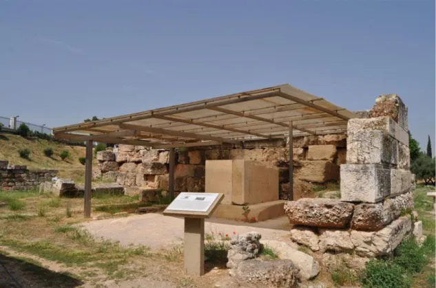 Ilustración 06. Fig. 6: Cubiertas de protección de estructuras clásicas en el área arqueológica del  Keramikos
