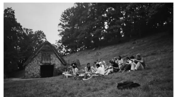 Foto 6. Grupo de voluntarios: Picnic en la pradera del aprisco de Bartrès donde Bernardita  cuidaba de las ovejas.