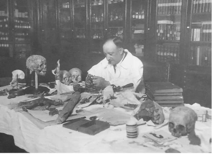 Figura 2.2: El profesor Antonio Piga en el laboratorio de Antropología de la Escuela (Archivo de la EML)