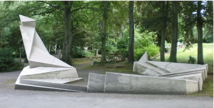 Figura 5. Monumento a los caídos  de Marzo realizado por Gropius en  1922, destruido por los nazis en 1933 y  reconstruido en 1946 en el cementerio de  Weimar.