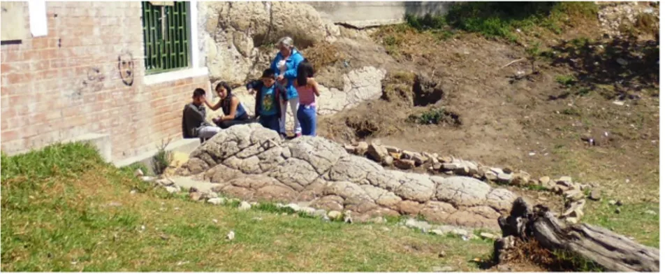 Figura 3. Registro fotográfico, algunos creyentes visitando el santuario del niño de piedra