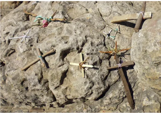 Figura 6. Registro fotográfico, Ofrendas dadas a la piedra mediante cruces formadas  con elementos hallados en el suelo