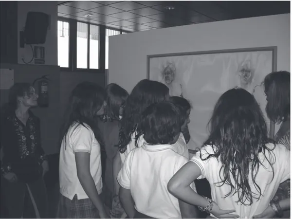 Figura 5: Los alumnos hacen preguntas frente a los cuadros.