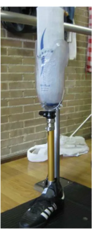 Figura 3.3: Prótesis PTB y Encaje Iceross  Seal-In ®  X5, y pie de carbono antes de  realizar la prueba de la prótesis