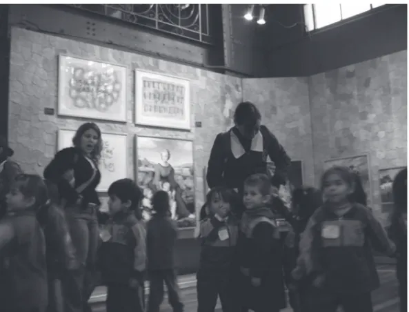 Fig. 7. Alumnado de educación infantil paseando por la muestra de Artequin con sus maestras.