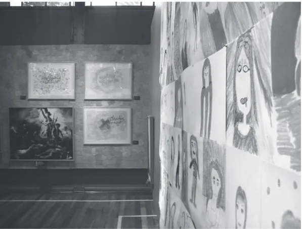 Fig. 8. Visión de un panel de dibujos del alumnado y una pared con la composición de cuadros del  artista