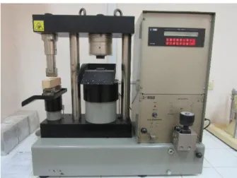 Fig. 2.2: Prensa de flexo-tracción. 
