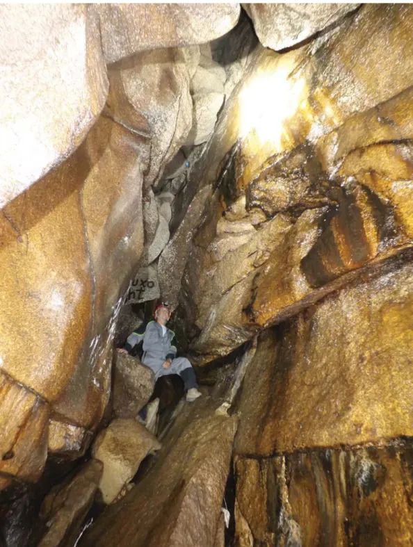 Fig. 7.  Sistema de O Folón, Fragoselo-Coruxo, Vigo, provincia de Pontevedra, España. El cañón estructural de  esta cueva se adaptada en general a la banda de cizalla asociada a una falla de desgarre de dirección N170ºE, con  XQFXUVRGH¿QLGRHQGLVFRQWLQX