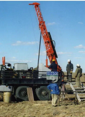 Figura N° 2.- Perforadora diamantina colocada en plataforma de superficie, en plena operación de  extracción de testigos