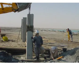 Figura 2.2: Erección de las columnas de  hormigón armado en la zona de 