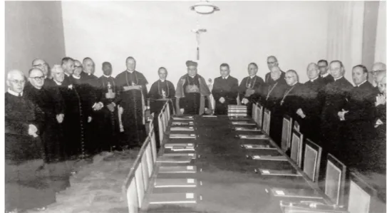 Fig. 02. Los miembros de la Commissio preparatoria de la constitución litúrgica. En el centro de la imagen el cardenal Cicognani y a su izquierda Annibale Bugnini (a la derecha en la foto).