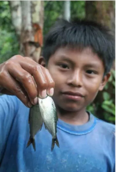 Foto 6. Niño yurutí después de haber pescado unos peces con sus manos. 