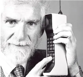 Fig. 2.1.1.1. Martin Cooper y su primer “celular” 