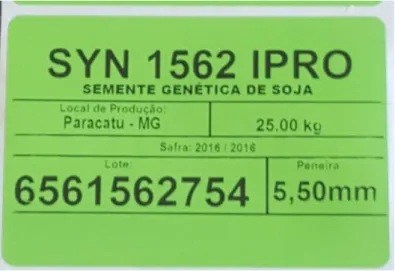 Figura 1: Rótulo de bolsa comercializada en Brasil donde se lee el nombre de la variedad  (semente genética de soja), la localidad de producción (local de produçáo), cosecha (safra),  lote y zaranda utilizada (peneira en mm)