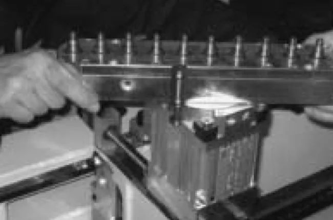 Figure 5 Example of head passage of multiple-spindle driller Slika 5. Glava vi{evretene bu{ilice za prolazne rupe