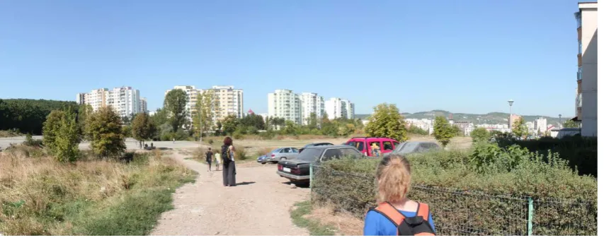 Figure 6: The in-between urban spaces: public or private? 