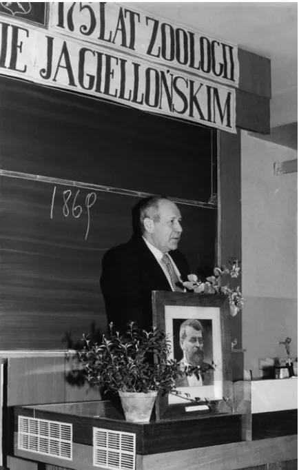 Fig. 5. Professor Czeslaw Jura, Dean of the Faculty of Biology andEarth Sciences, giving the opening lecture at the inauguration of thePolish zoologist appointed to the Zoology and Comparative Anatomy175th Anniversary of zoology at the Jagiellonian Univers