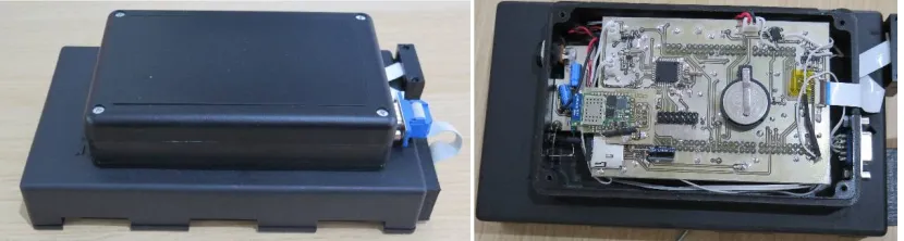 Fig. 1 . (Left) A prototype of the smart trap. (Right) The electronics are mounted on top of a plastic trap