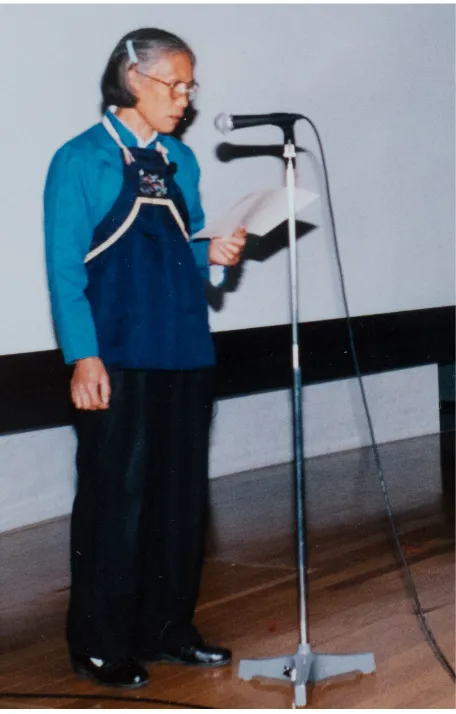 Figure 6.4: He Yanxin performs a nüshu song a November 1997 symposium in Tokyo. 