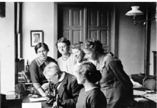 Fig. 1. Hubrecht teaching a group of students on an embryology course