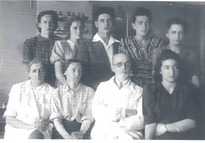 Fig. 6. GurwitschlaboratoryJune.in Moscow.121948.First Row:AlexanderGurwitsch,secondfrom the nght