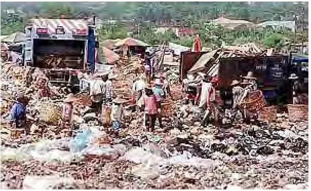 Figure 1.1: Almost all of the landfills in Malaysia are open dumps that have no pollution control measures (Tan 2004)