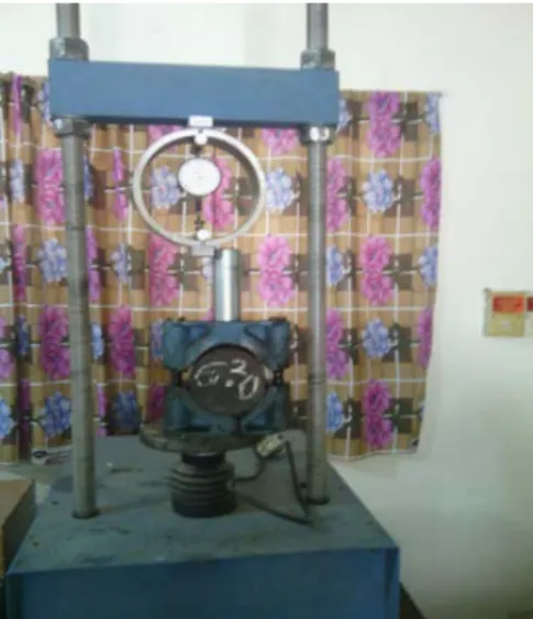 Fig. 4. Marshall stability testing machine.