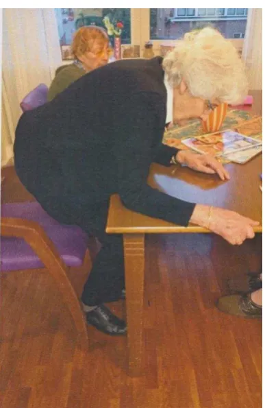 table with elbow supporting pull. An lady 
