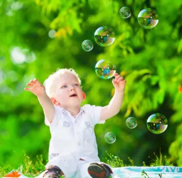 Figure 1.1:How can you stimulate babies’ engagement  with the world around them?